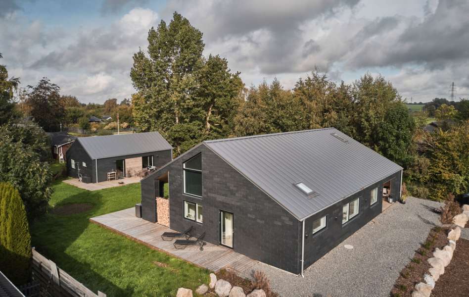 Skiffer, træ og stålprofiler i stilskabende symmetri, Mågevej 11, 4040 Jyllinge